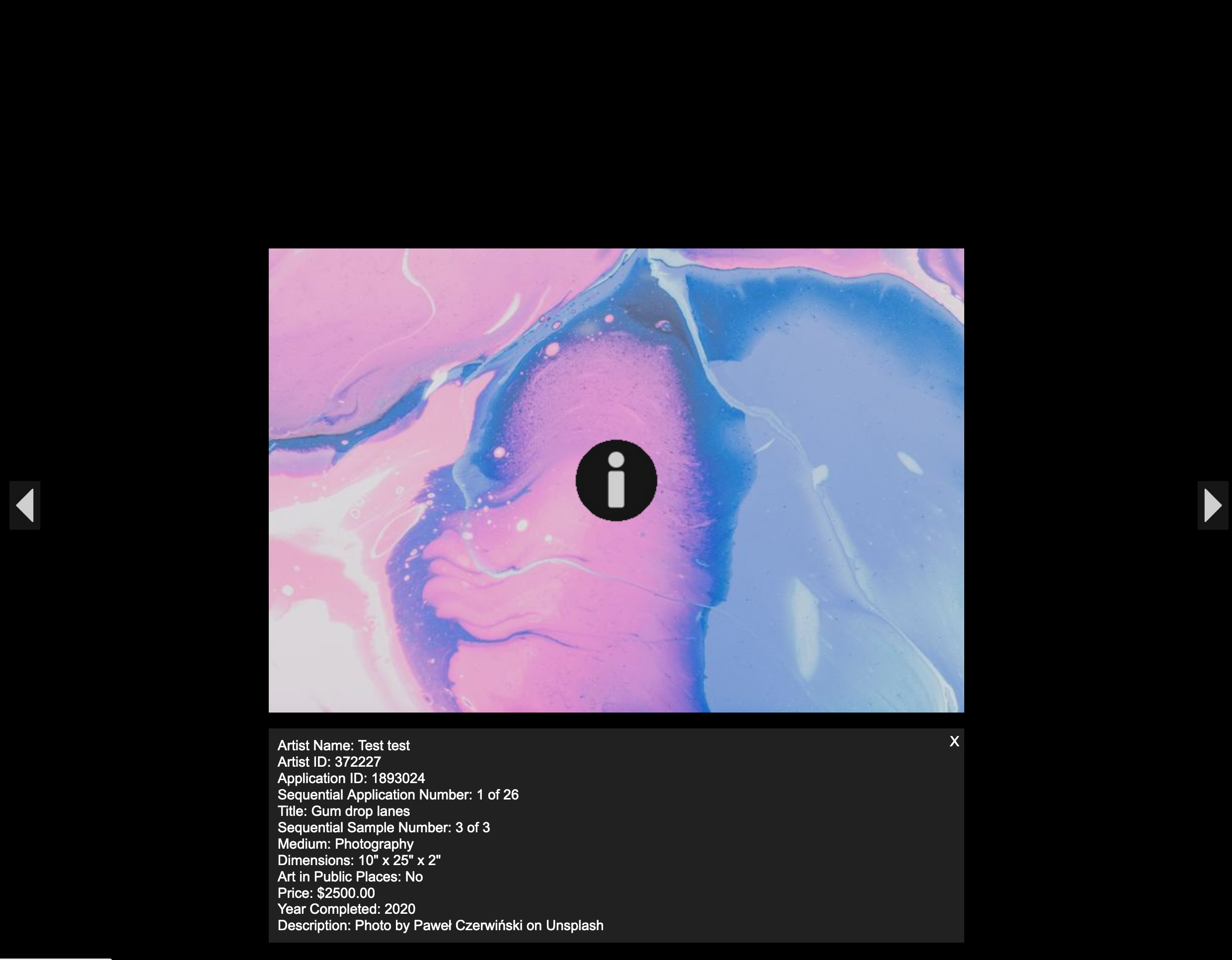 Screenshot of the artist's image in the juror scorecard. The i icon in the center allows you to see the details, the arrows allow you to move to the previous and next images.